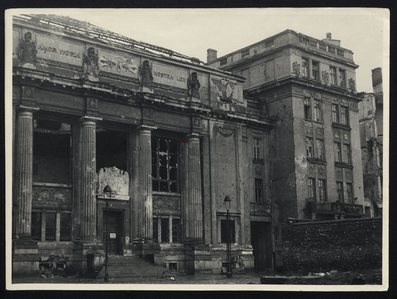 75 lat temu Niemcy podpalili Bibliotekę Narodową w Warszawie